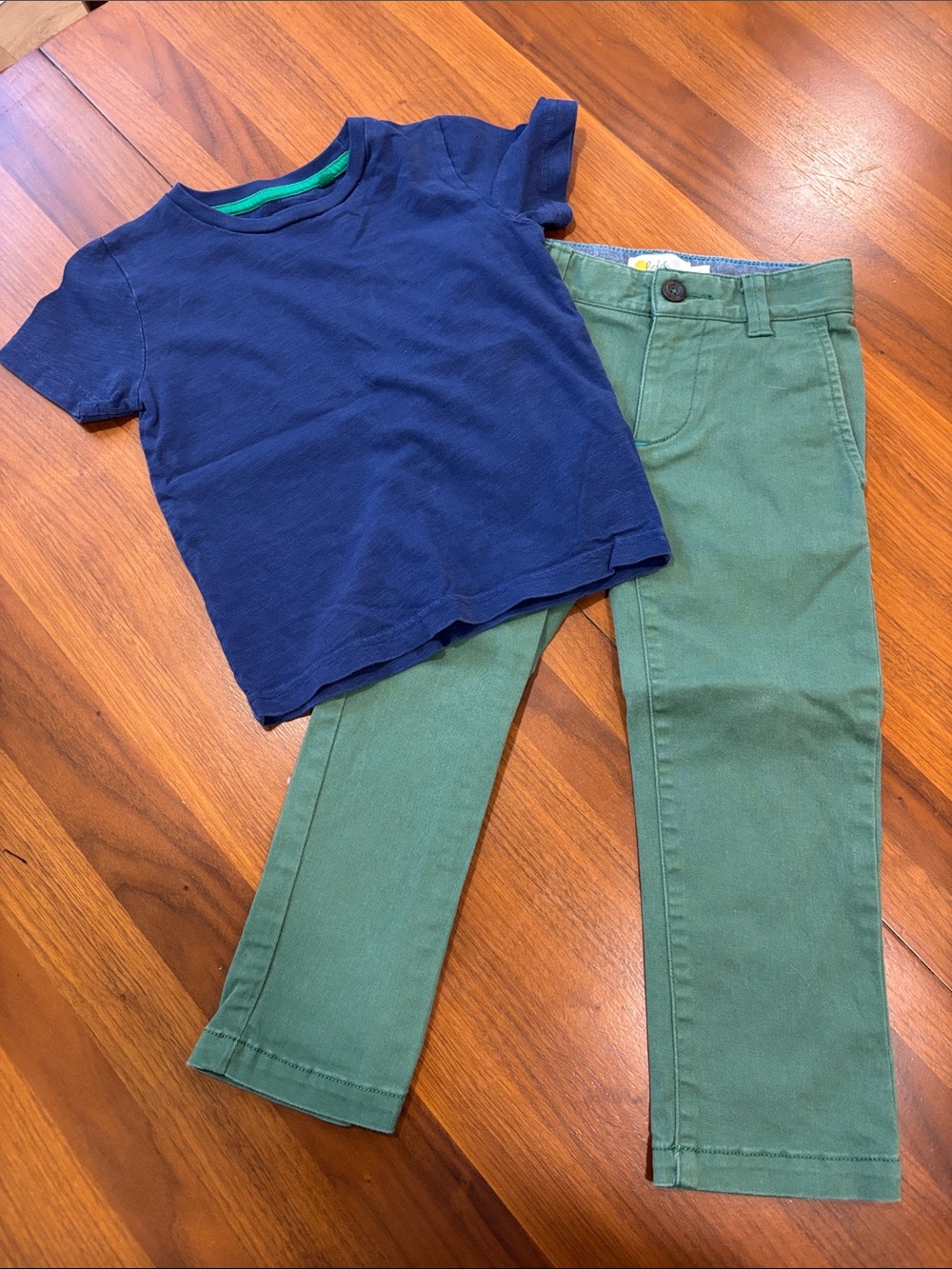 Boden Set, Navy Short Sleeve Tee with Green Chino pants set, size 3